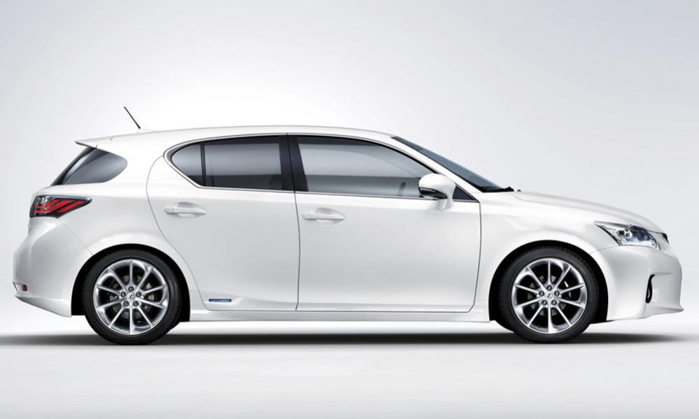 Lexus CT 200h - новый, маленький, гибридный.